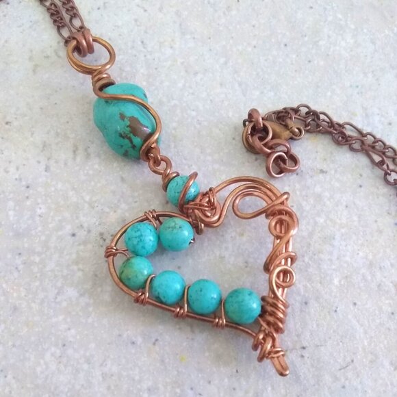 Desert Goddess Vibes! Turquoise Magnesite + Copper ~ Beaded Heart Necklace - Picture 1 of 15